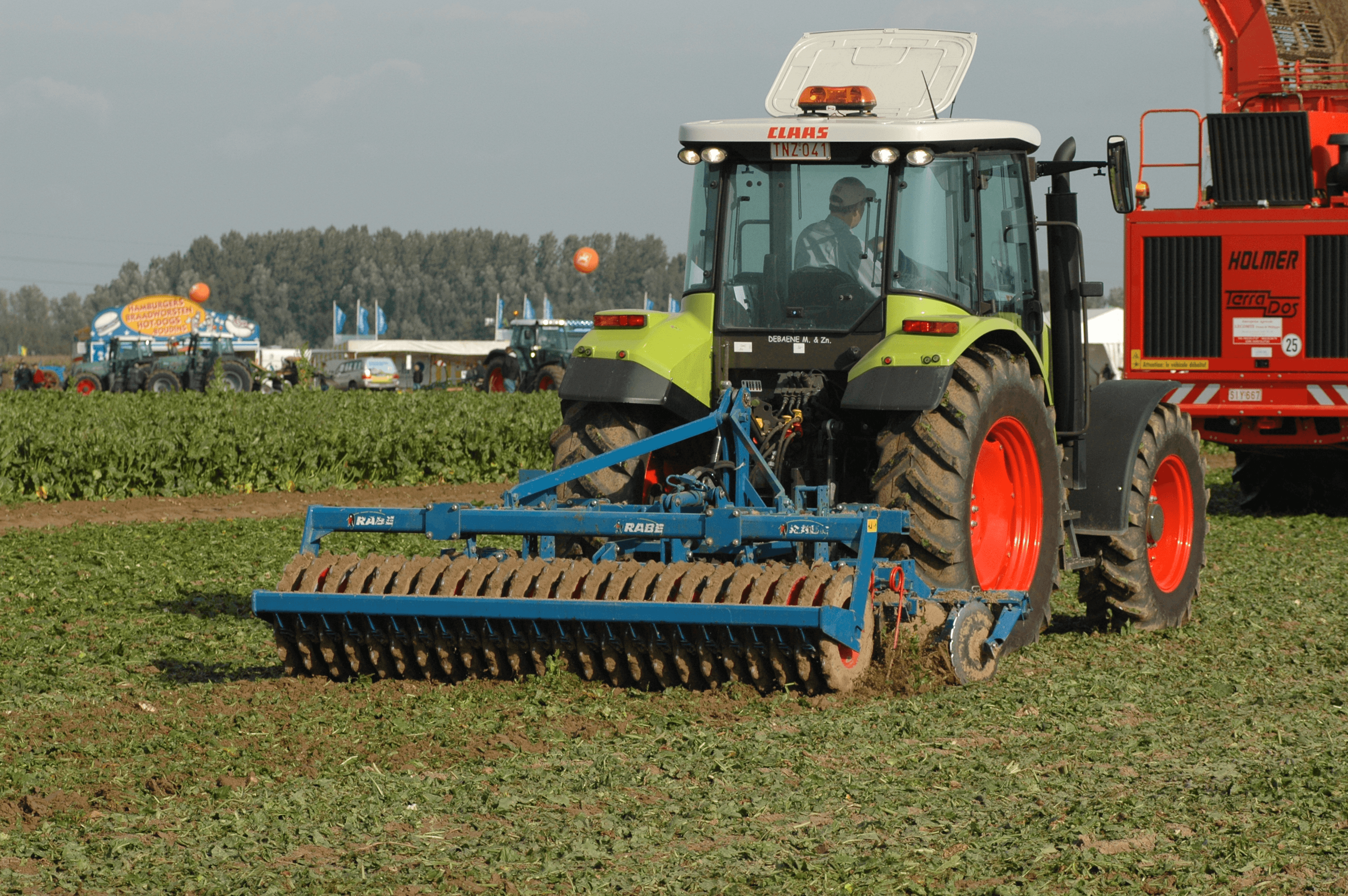 Claas_tractor_with_Rabe_harrow,_Werktuigendagen_2005_-_af87dfccb8ce74f87a4c93a0e737838f6.png (3008×2000)