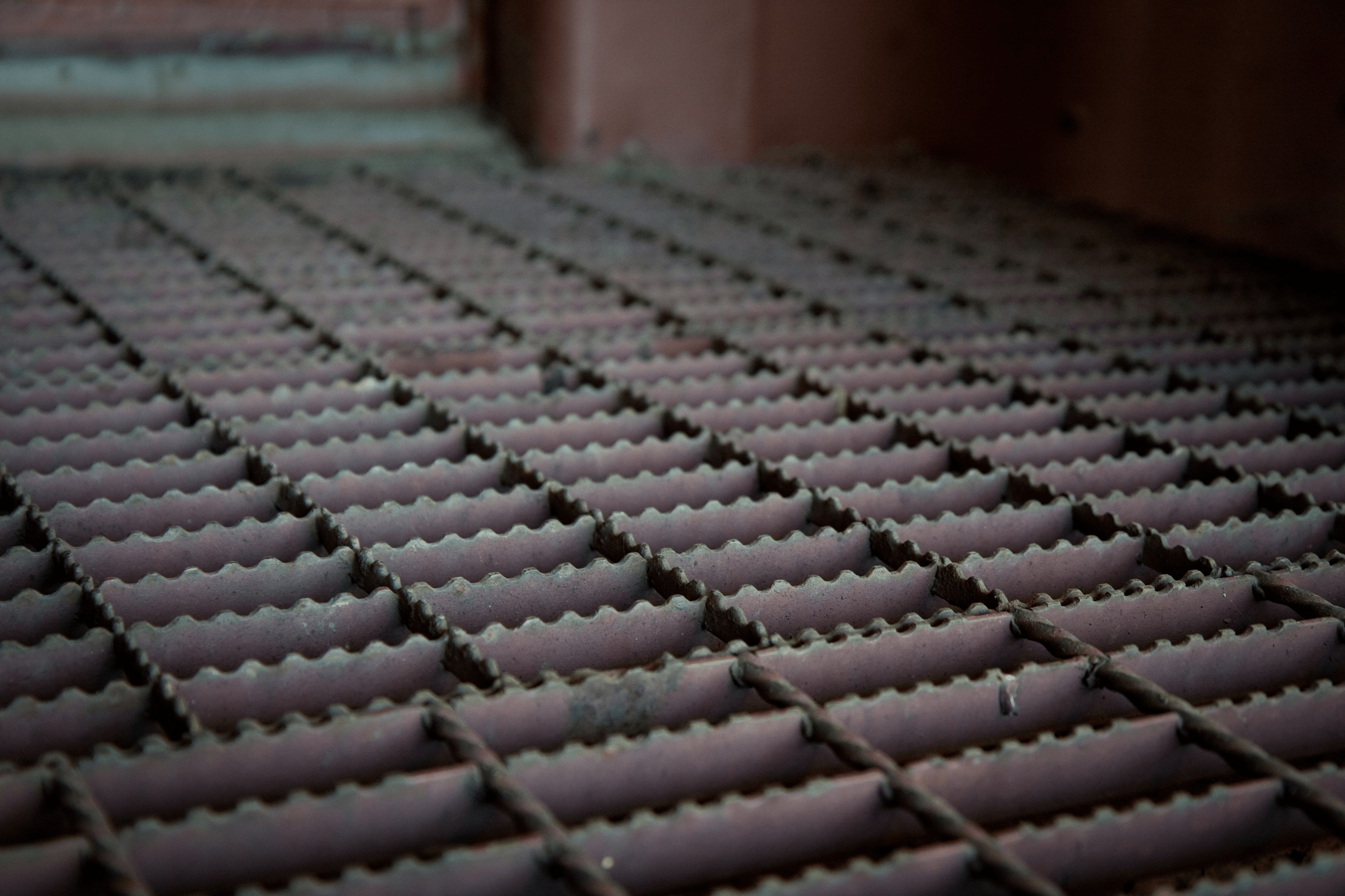 Serrated grating selection