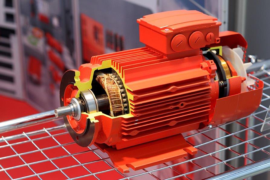 Động cơ điện màu đỏ được trình bày trong một hình cắt